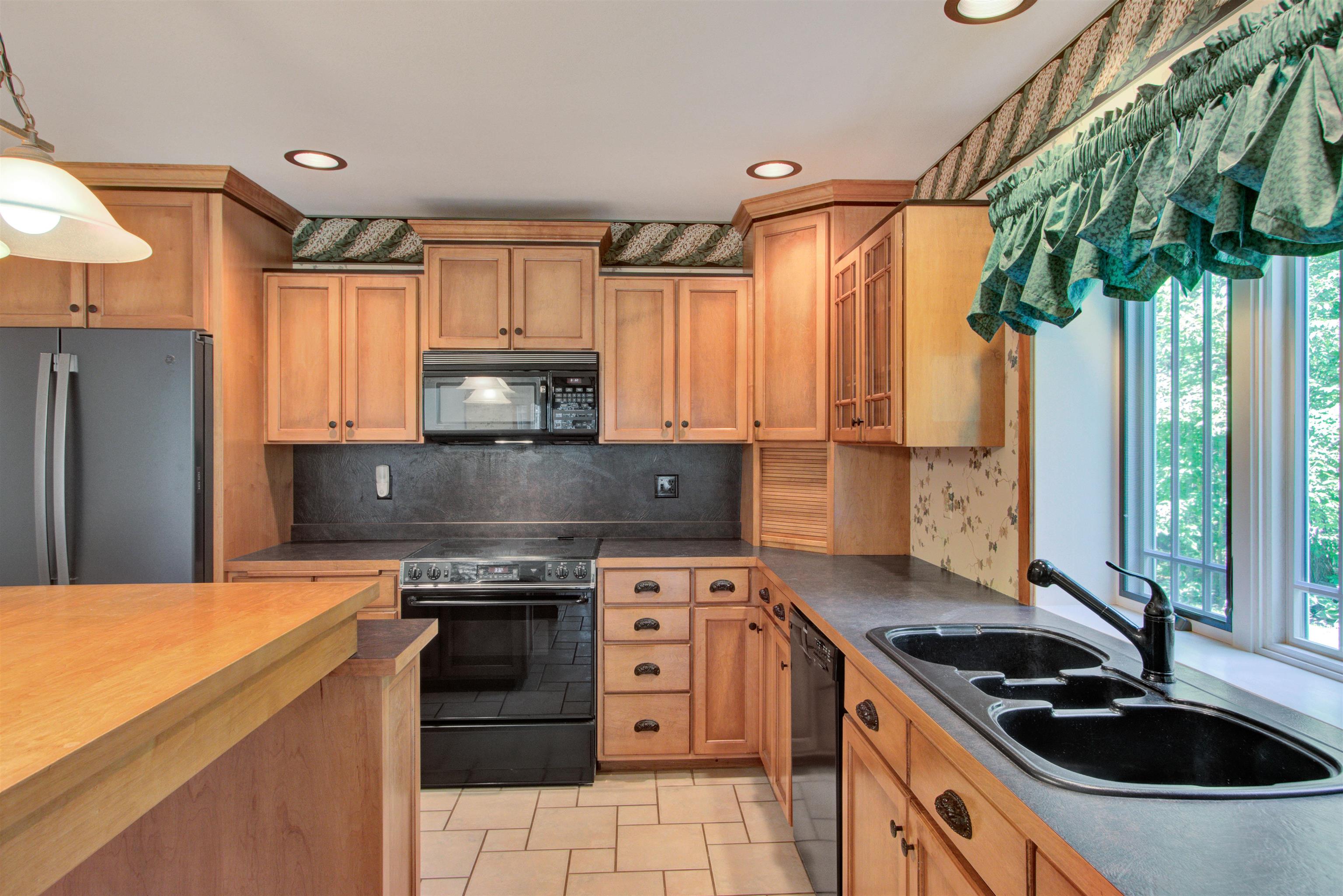 3233 PARKWOOD DRIVE