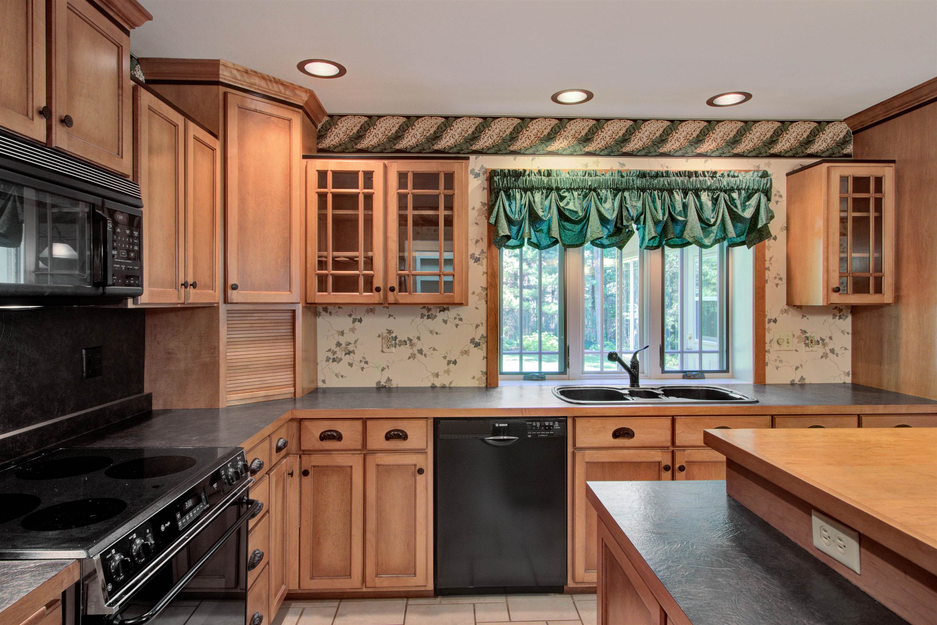 3233 PARKWOOD DRIVE