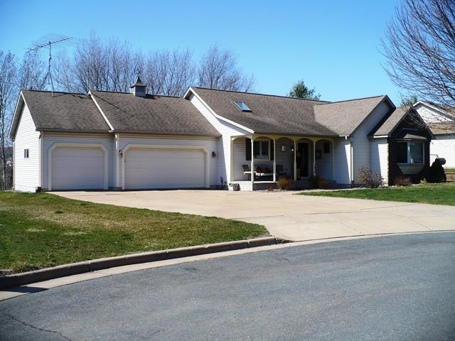 4826 Promontory Court, Eau Claire, Wisconsin 54701, 4 Bedrooms Bedrooms, ,3 BathroomsBathrooms,Residential,For Sale,4826 Promontory Court,22401316