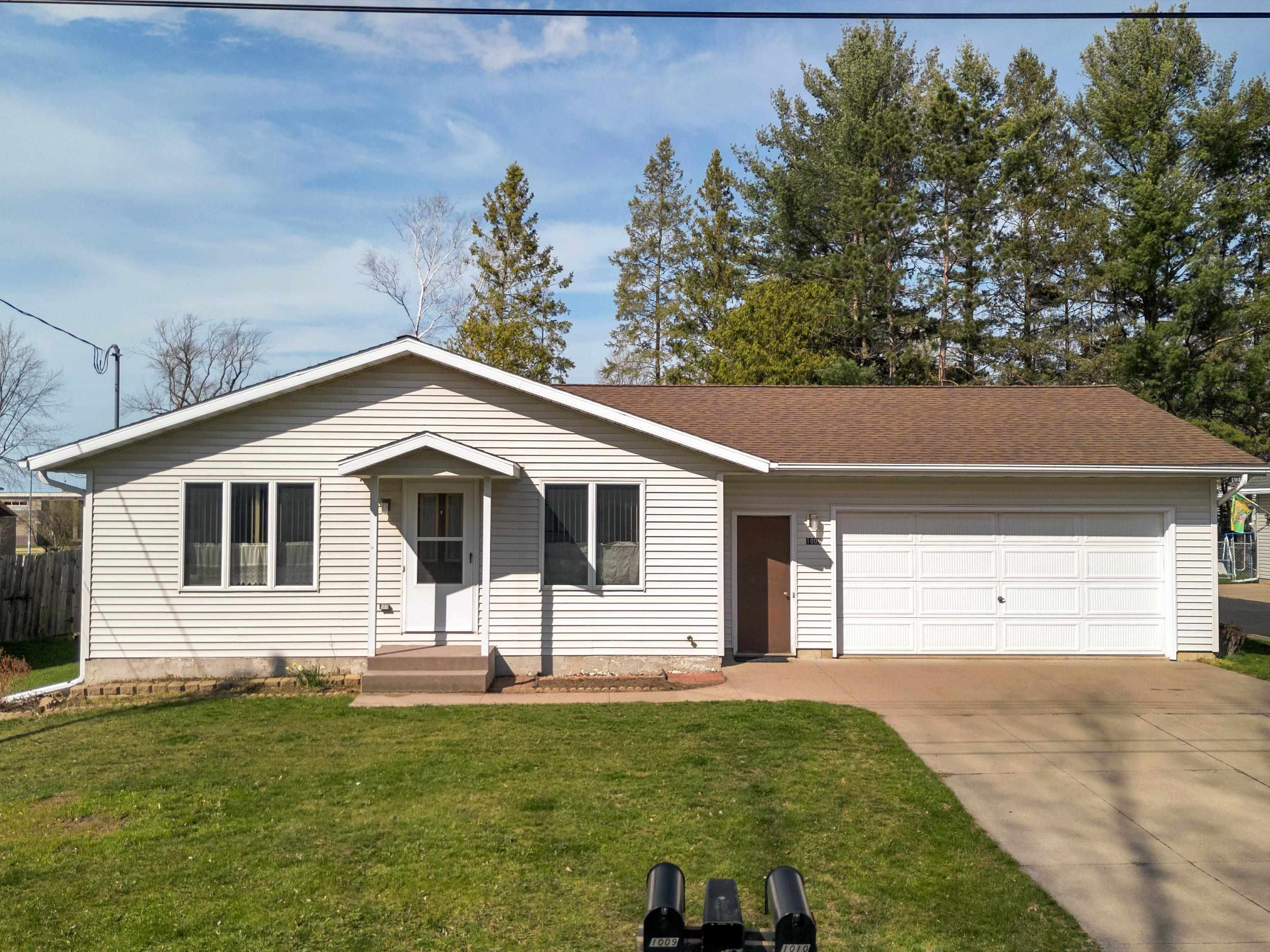 1009 E CLEVELAND STREET, Marshfield, Wisconsin 54449, 3 Bedrooms Bedrooms, ,2 BathroomsBathrooms,Residential,For Sale,1009 E CLEVELAND STREET,22401543