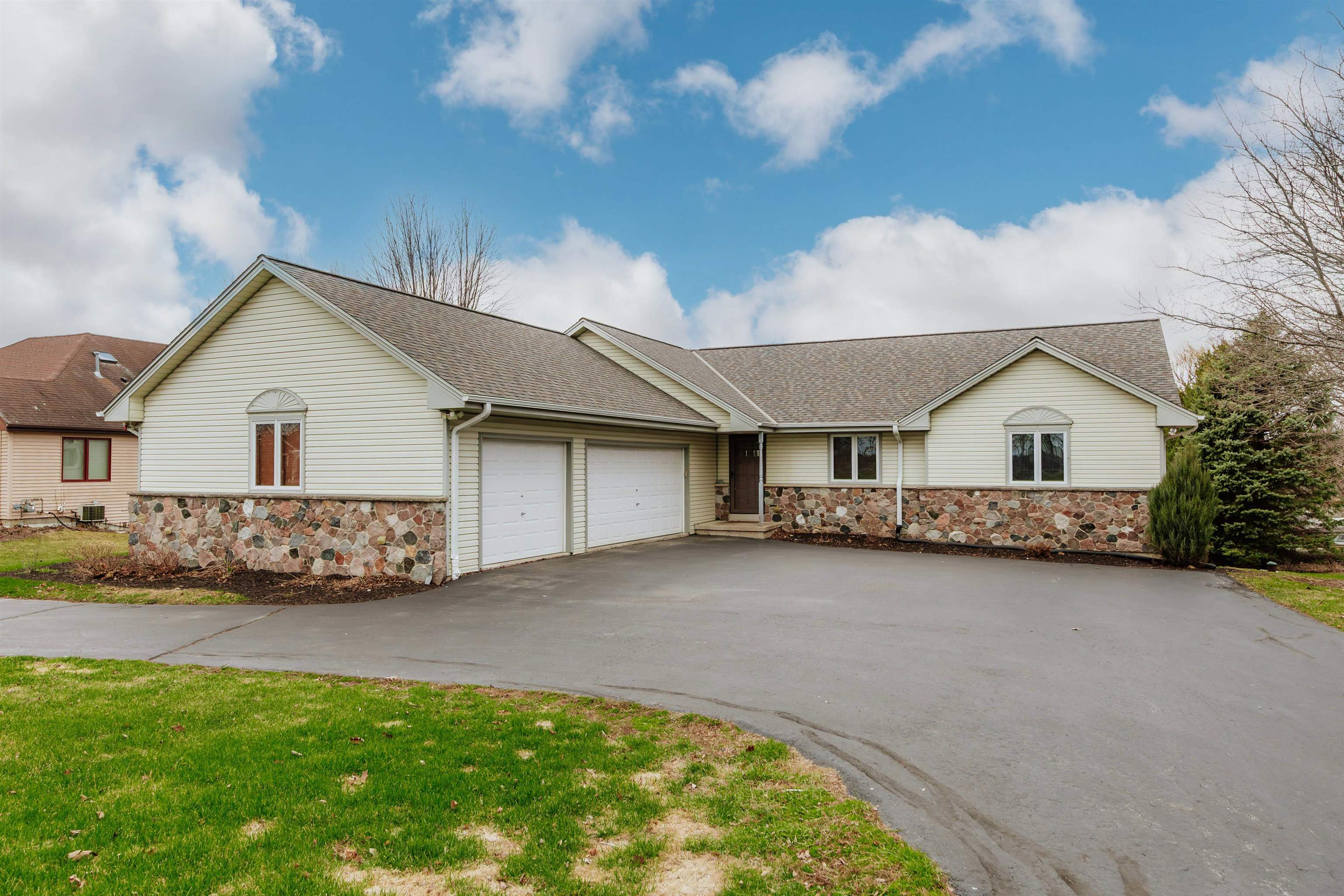 N4819 SINISSIPPI POINT ROAD, JUNEAU, Wisconsin 53039, 5 Bedrooms Bedrooms, ,3 BathroomsBathrooms,Residential,For Sale,N4819 SINISSIPPI POINT ROAD,22501285