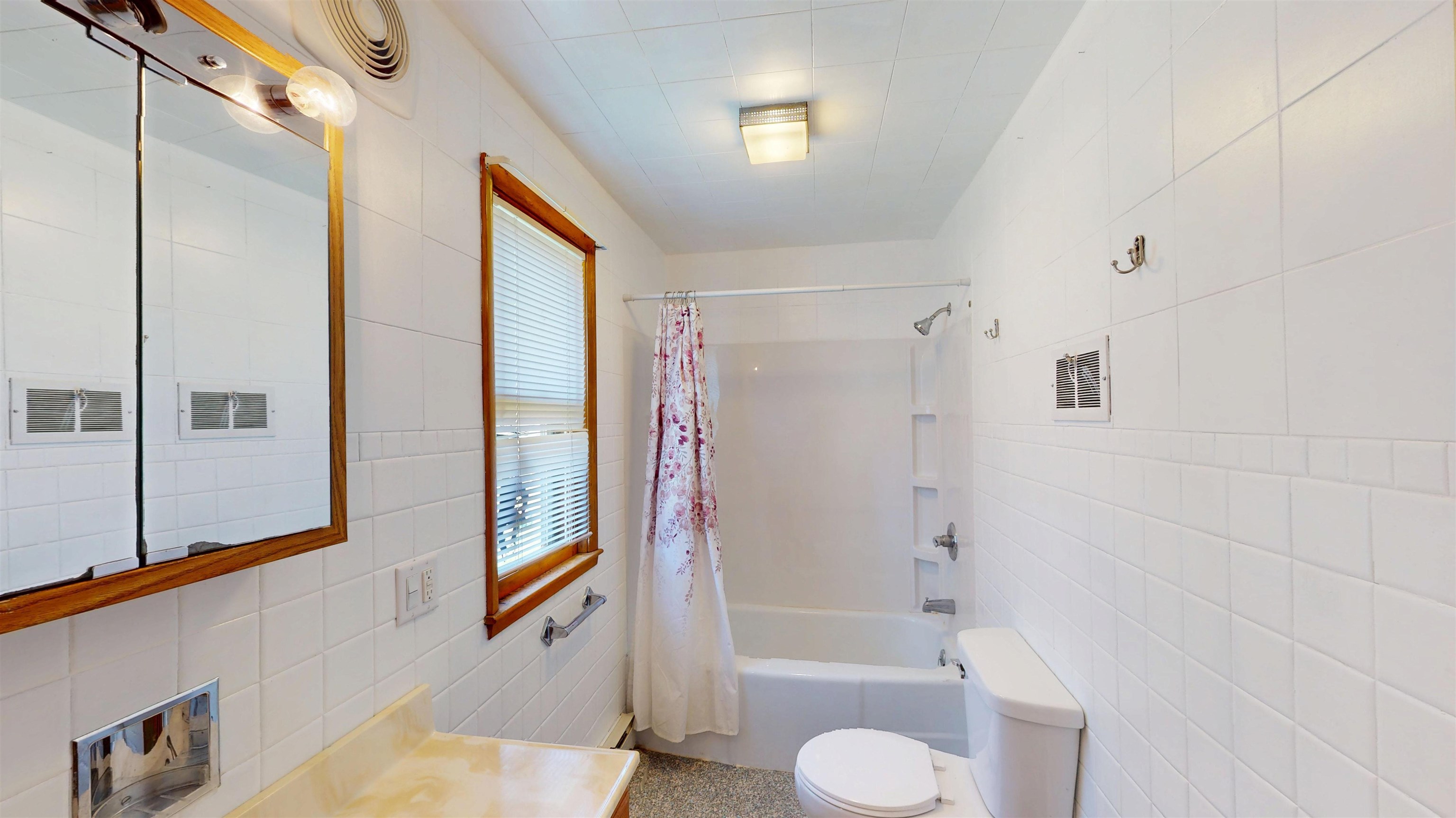 212 E 5TH STREET, Marshfield, Wisconsin 54449, 3 Bedrooms Bedrooms, 7 Rooms Rooms,1 BathroomBathrooms,Multi-family,For Sale,212 E 5TH STREET,22501893