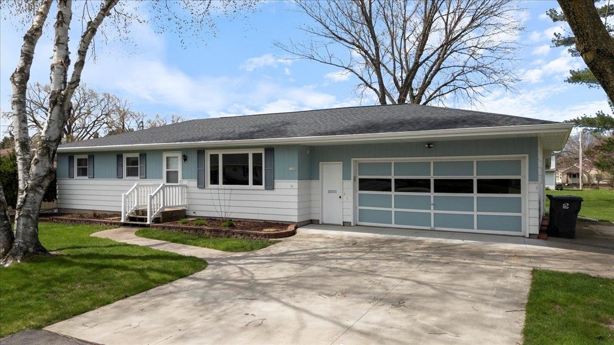 1408 S HEMLOCK AVENUE, Marshfield, Wisconsin 54449, 4 Bedrooms Bedrooms, ,2 BathroomsBathrooms,Residential,For Sale,1408 S HEMLOCK AVENUE,22501894