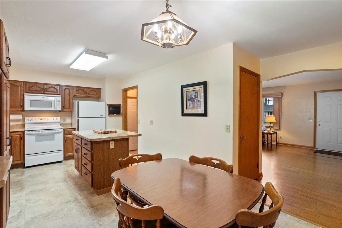 1408 S HEMLOCK AVENUE, Marshfield, Wisconsin 54449, 4 Bedrooms Bedrooms, ,2 BathroomsBathrooms,Residential,For Sale,1408 S HEMLOCK AVENUE,22501894