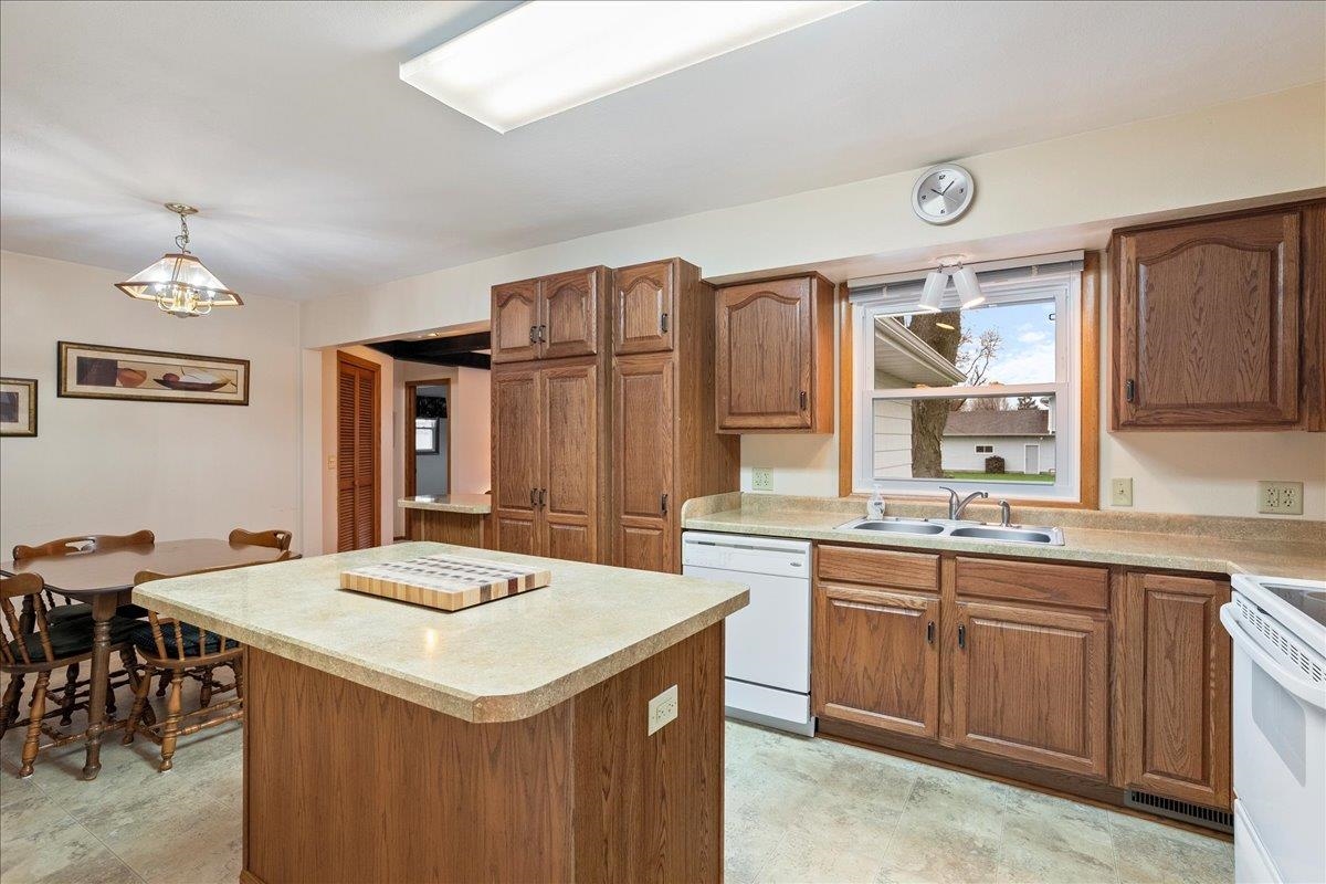 1408 S HEMLOCK AVENUE, Marshfield, Wisconsin 54449, 4 Bedrooms Bedrooms, ,2 BathroomsBathrooms,Residential,For Sale,1408 S HEMLOCK AVENUE,22501894