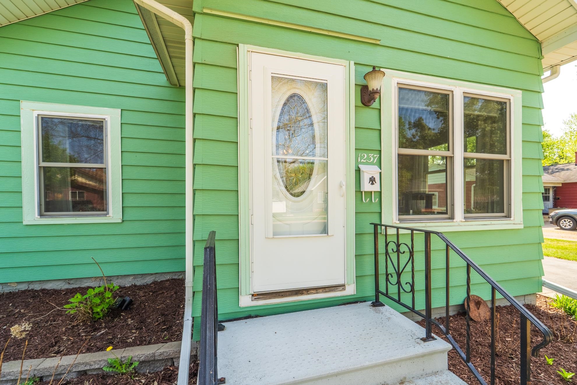 1237 S 6TH AVENUE, Wausau, Wisconsin 54401, 2 Bedrooms Bedrooms, ,2 BathroomsBathrooms,Residential,For Sale,1237 S 6TH AVENUE,22501984