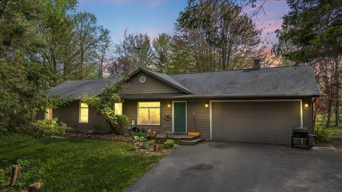 9205 WOEHRLE LANE, Marshfield, Wisconsin 54449, 3 Bedrooms Bedrooms, ,2 BathroomsBathrooms,Residential,For Sale,9205 WOEHRLE LANE,22502050