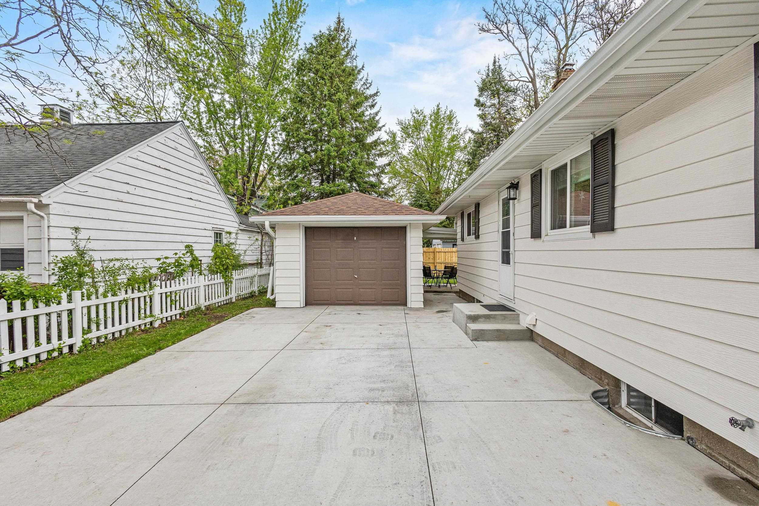 1008 FOURTH AVENUE, Stevens Point, Wisconsin 54481, 3 Bedrooms Bedrooms, ,1 BathroomBathrooms,Residential,For Sale,1008 FOURTH AVENUE,22502191