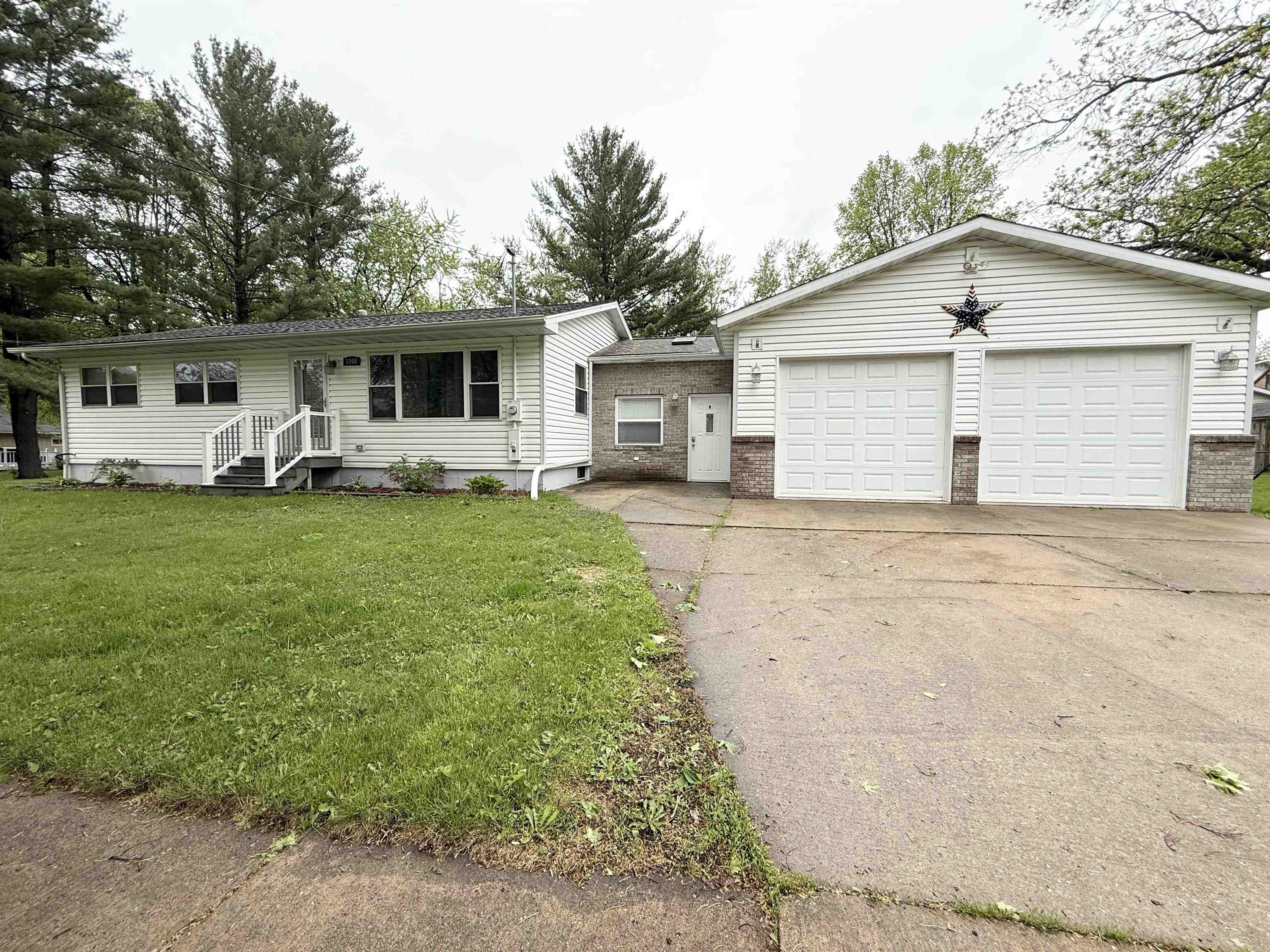 1208 E BLODGETT STREET, Marshfield, Wisconsin 54449, 3 Bedrooms Bedrooms, ,2 BathroomsBathrooms,Residential,For Sale,1208 E BLODGETT STREET,22502222