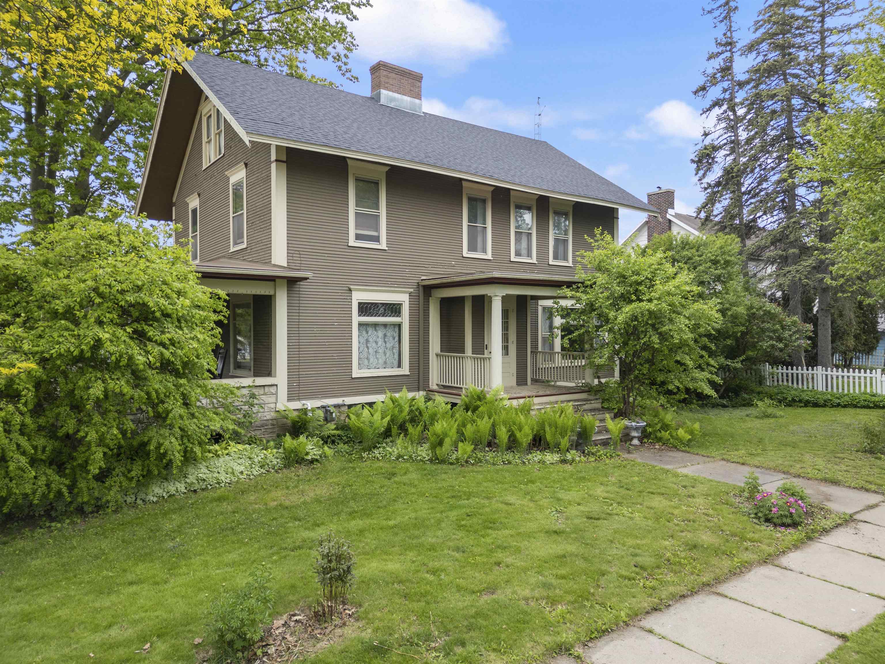300 S VINE AVENUE, Marshfield, Wisconsin 54449, 5 Bedrooms Bedrooms, ,1 BathroomBathrooms,Residential,For Sale,300 S VINE AVENUE,22502286