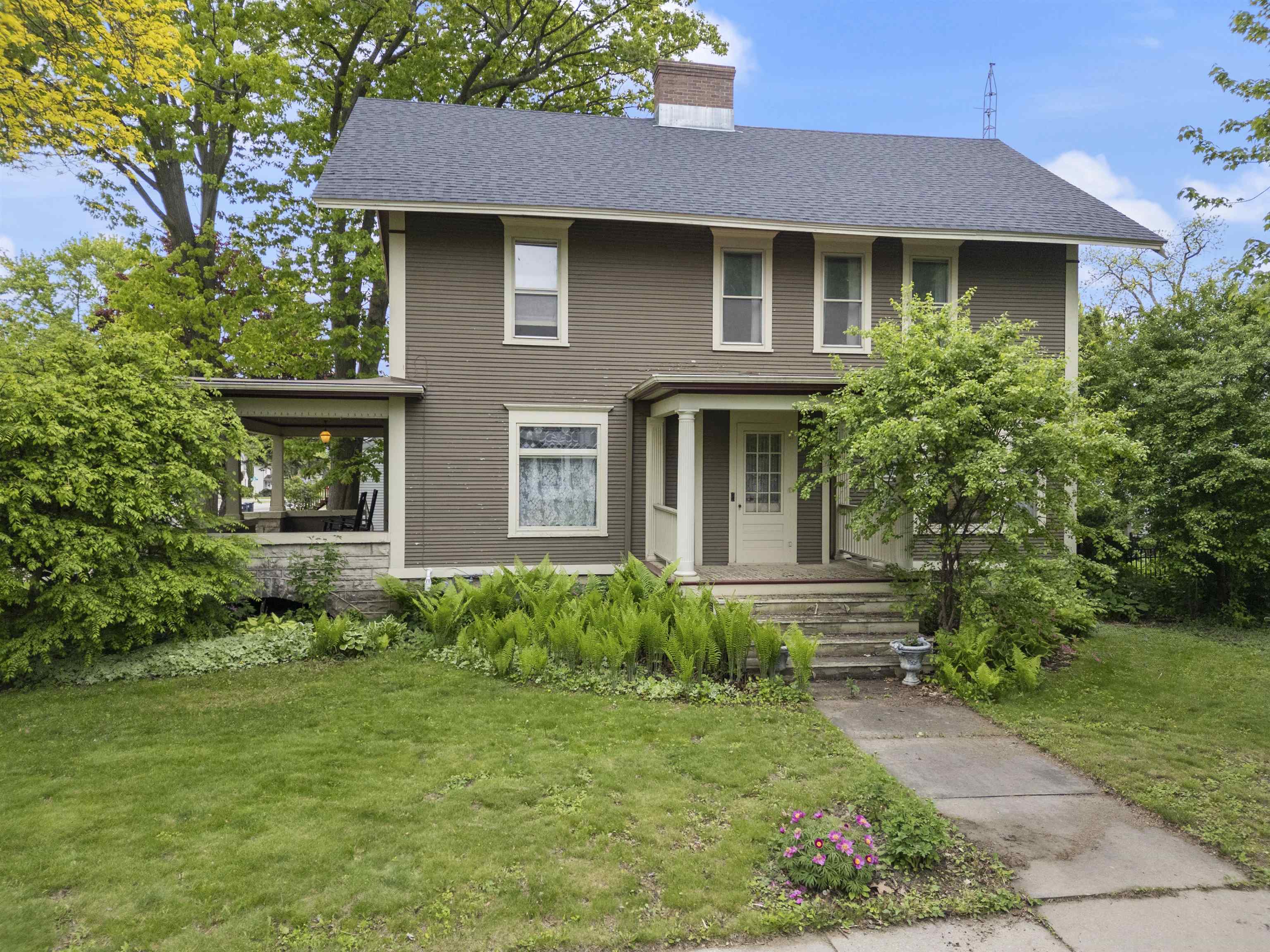 300 S VINE AVENUE, Marshfield, Wisconsin 54449, 5 Bedrooms Bedrooms, ,1 BathroomBathrooms,Residential,For Sale,300 S VINE AVENUE,22502286