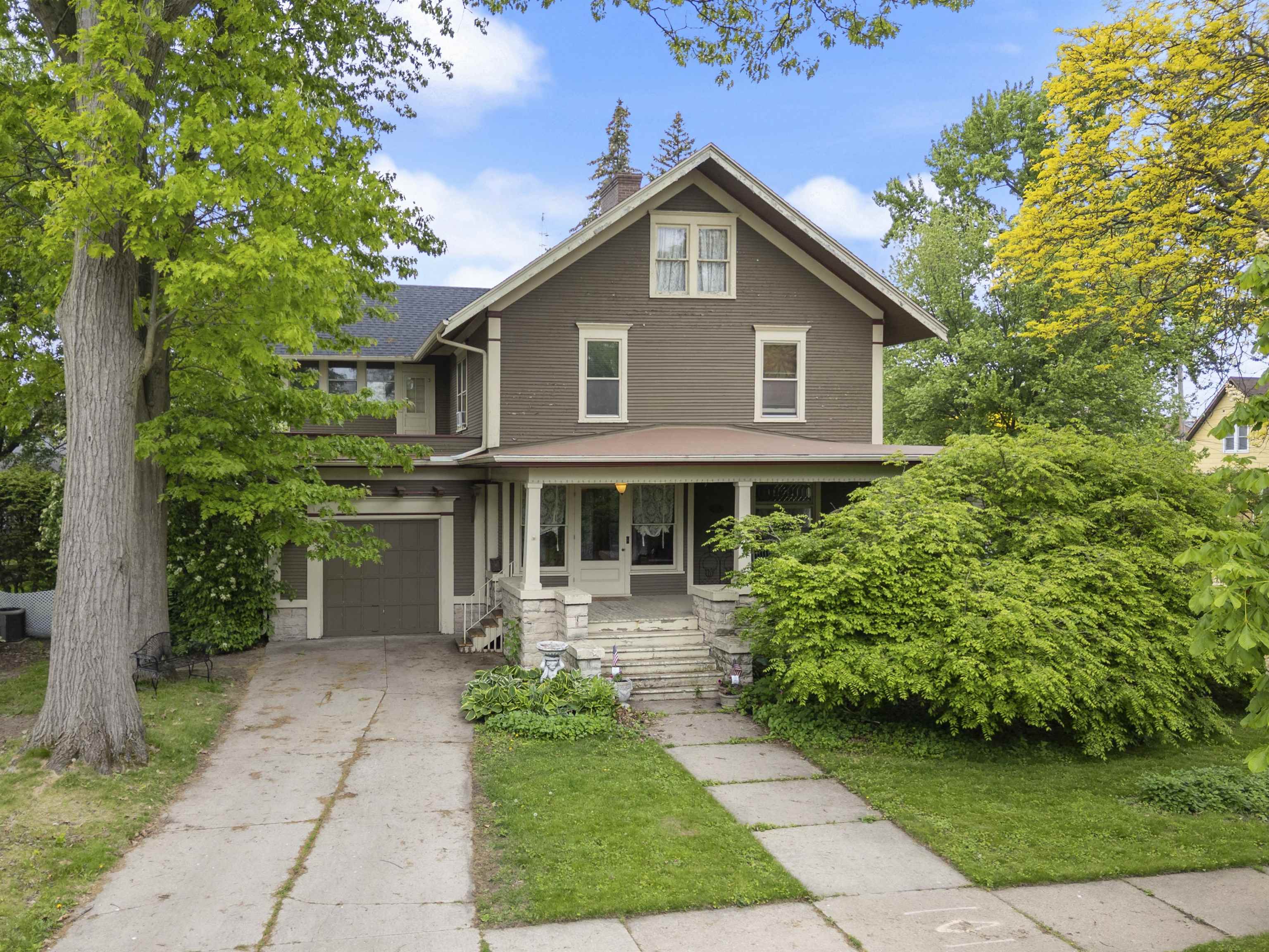 300 S VINE AVENUE, Marshfield, Wisconsin 54449, 5 Bedrooms Bedrooms, ,1 BathroomBathrooms,Residential,For Sale,300 S VINE AVENUE,22502286