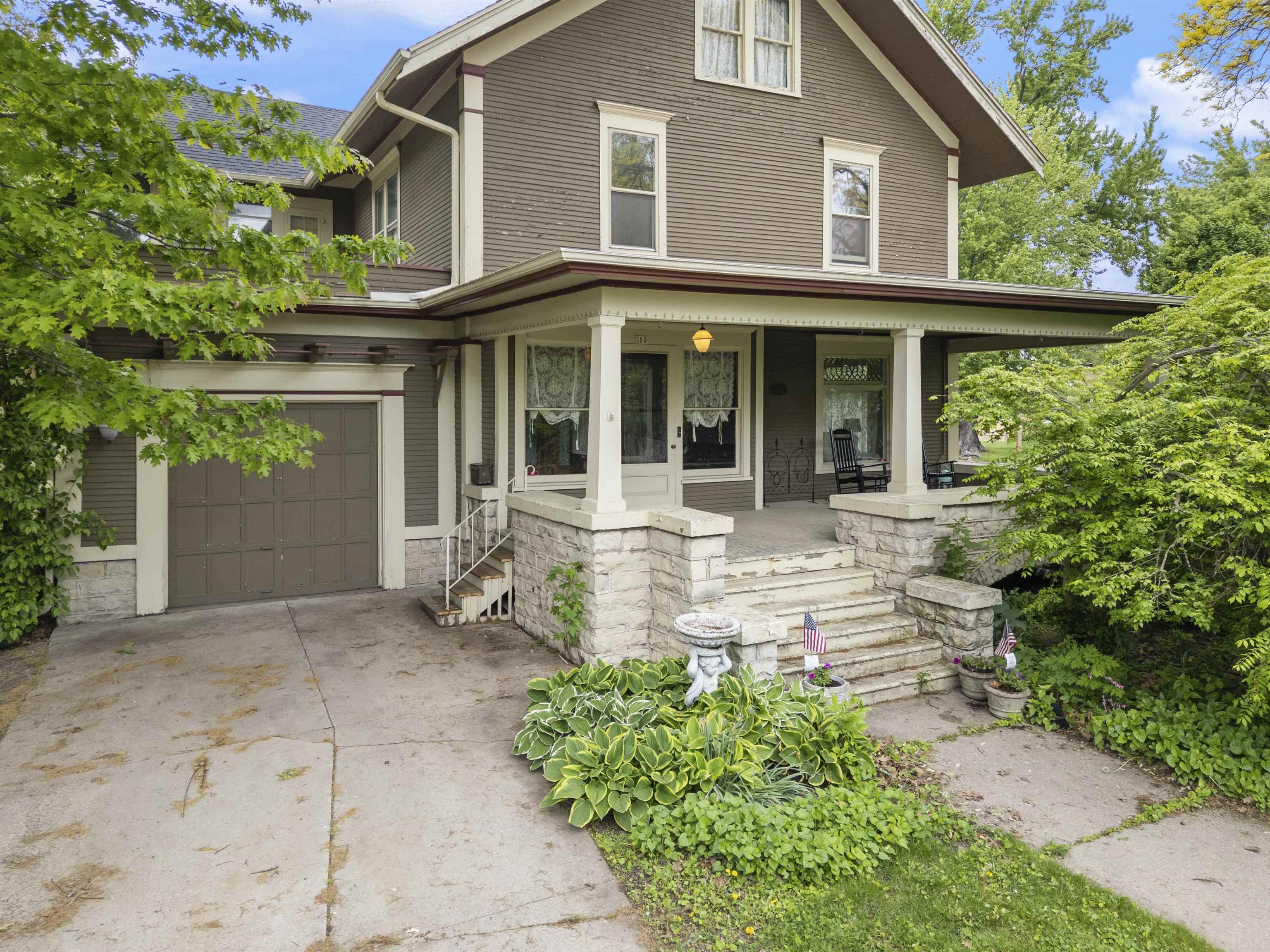 300 S VINE AVENUE, Marshfield, Wisconsin 54449, 5 Bedrooms Bedrooms, ,1 BathroomBathrooms,Residential,For Sale,300 S VINE AVENUE,22502286