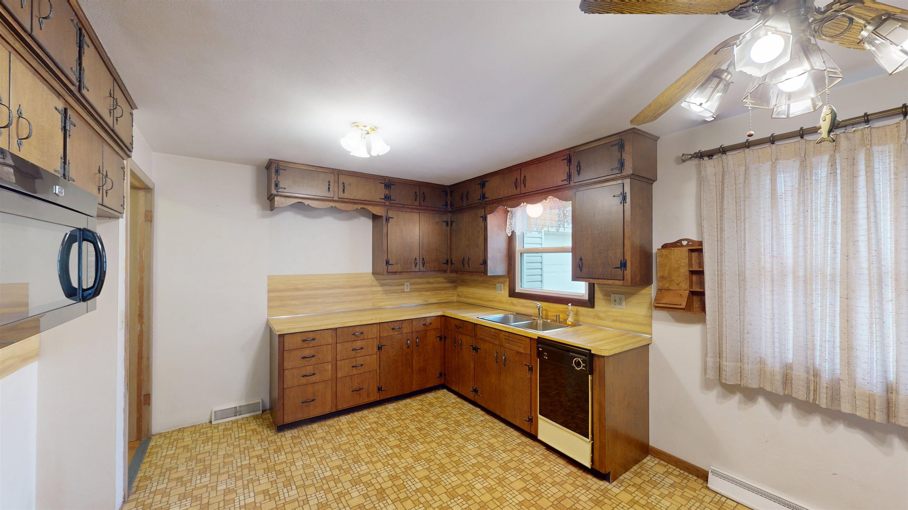 1324 E 8TH STREET, Marshfield, Wisconsin 54449, 3 Bedrooms Bedrooms, ,1 BathroomBathrooms,Residential,For Sale,1324 E 8TH STREET,22502380