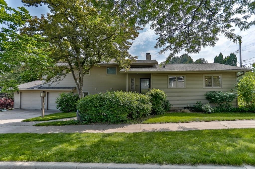 329 N 12TH AVENUE, Wausau, Wisconsin 54401, 3 Bedrooms Bedrooms, ,2 BathroomsBathrooms,Residential,For Sale,329 N 12TH AVENUE,22502647