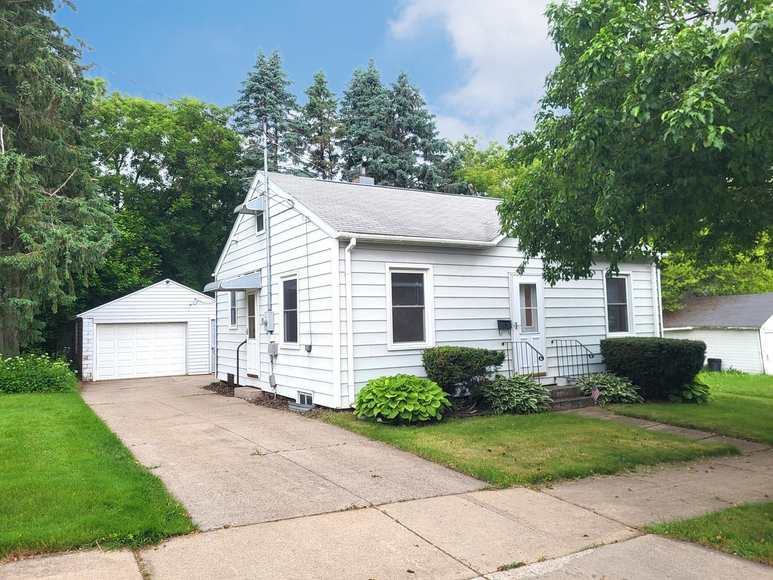 406 N WALNUT AVENUE, Marshfield, Wisconsin 54449, 2 Bedrooms Bedrooms, ,1 BathroomBathrooms,Residential,For Sale,406 N WALNUT AVENUE,22502661