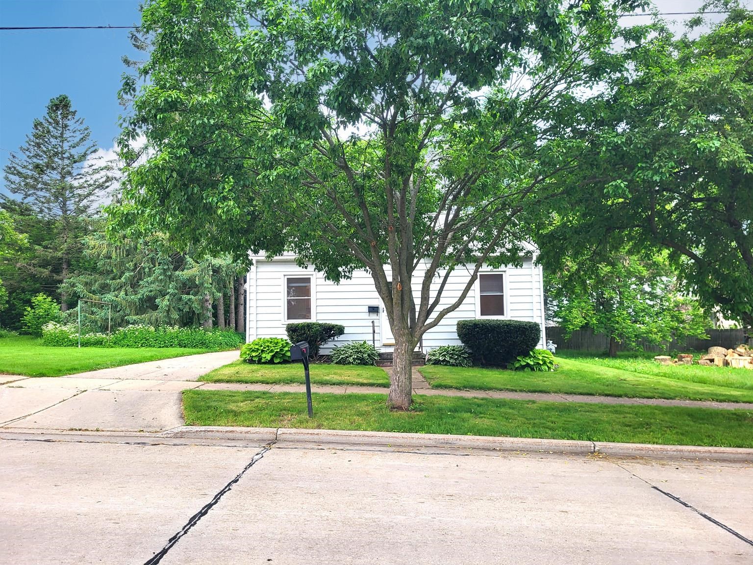 406 N WALNUT AVENUE, Marshfield, Wisconsin 54449, 2 Bedrooms Bedrooms, ,1 BathroomBathrooms,Residential,For Sale,406 N WALNUT AVENUE,22502661