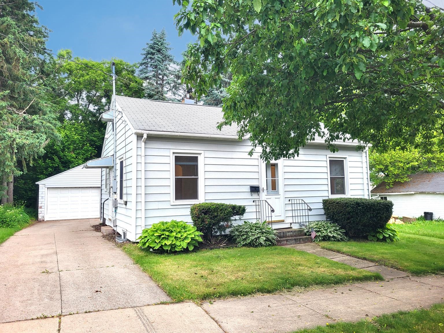 406 N WALNUT AVENUE, Marshfield, Wisconsin 54449, 2 Bedrooms Bedrooms, ,1 BathroomBathrooms,Residential,For Sale,406 N WALNUT AVENUE,22502661