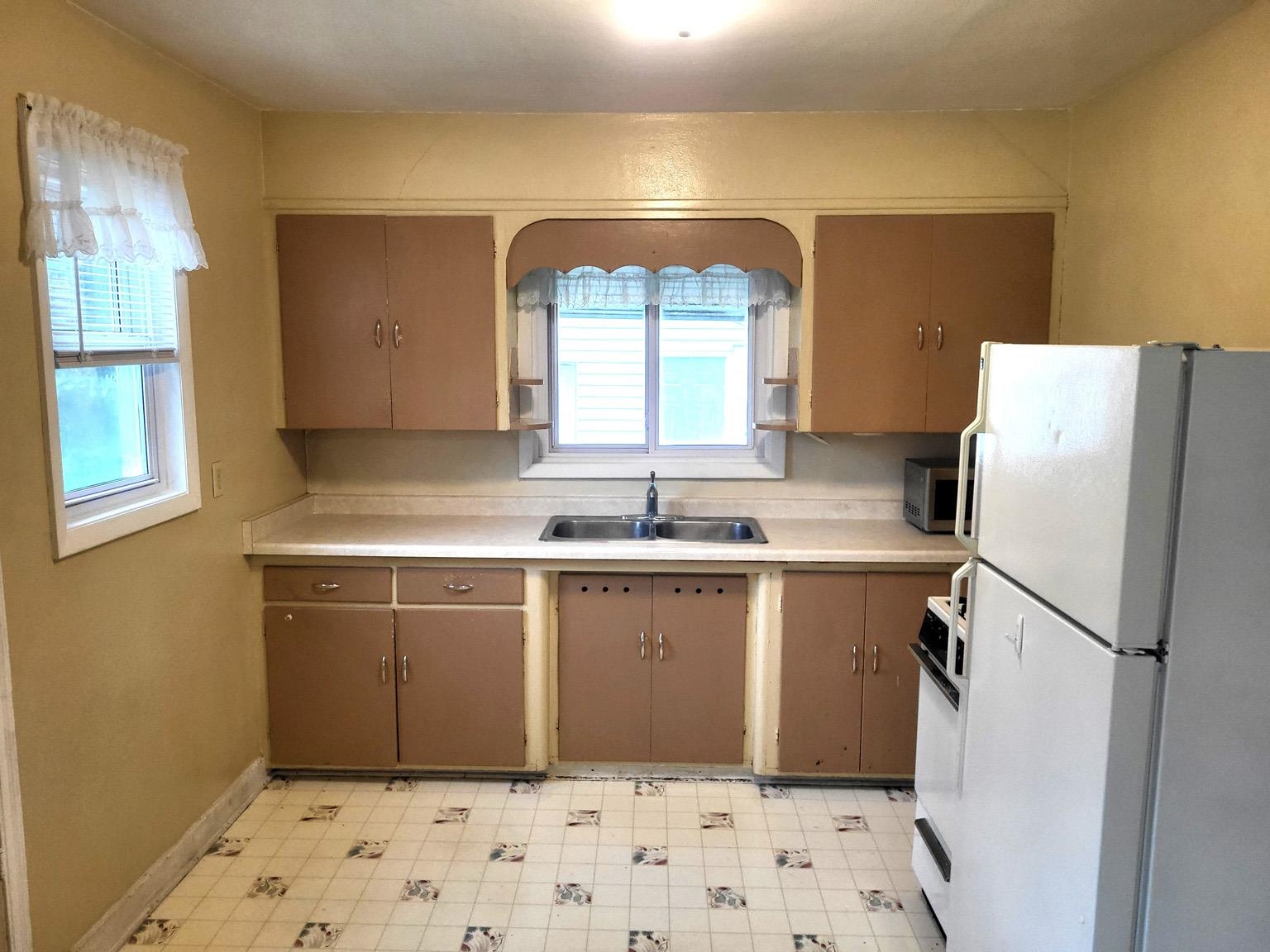 406 N WALNUT AVENUE, Marshfield, Wisconsin 54449, 2 Bedrooms Bedrooms, ,1 BathroomBathrooms,Residential,For Sale,406 N WALNUT AVENUE,22502661