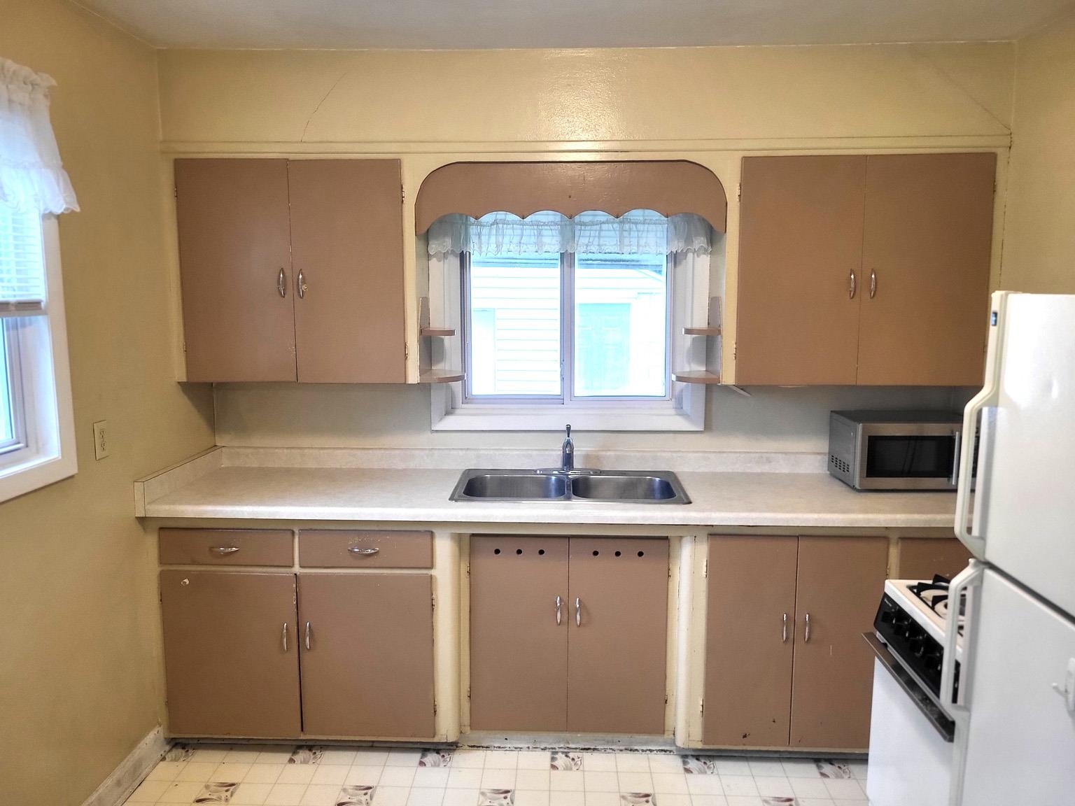 406 N WALNUT AVENUE, Marshfield, Wisconsin 54449, 2 Bedrooms Bedrooms, ,1 BathroomBathrooms,Residential,For Sale,406 N WALNUT AVENUE,22502661