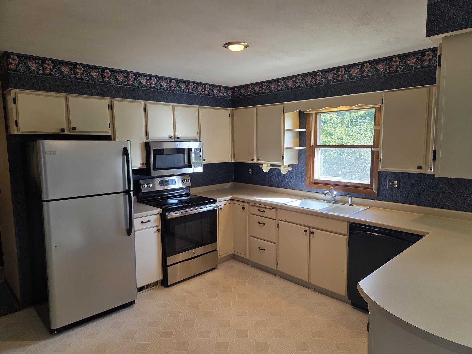 1701 N PALMETTO AVENUE, Marshfield, Wisconsin 54449, 3 Bedrooms Bedrooms, ,2 BathroomsBathrooms,Residential,For Sale,1701 N PALMETTO AVENUE,22503941