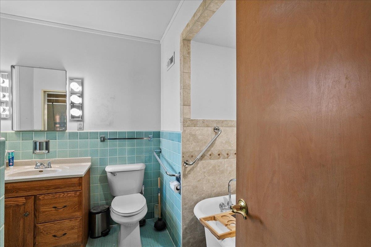 718 S DRAKE AVENUE, Marshfield, Wisconsin 54449-9999, 4 Bedrooms Bedrooms, ,3 BathroomsBathrooms,Residential,For Sale,718 S DRAKE AVENUE,22504034