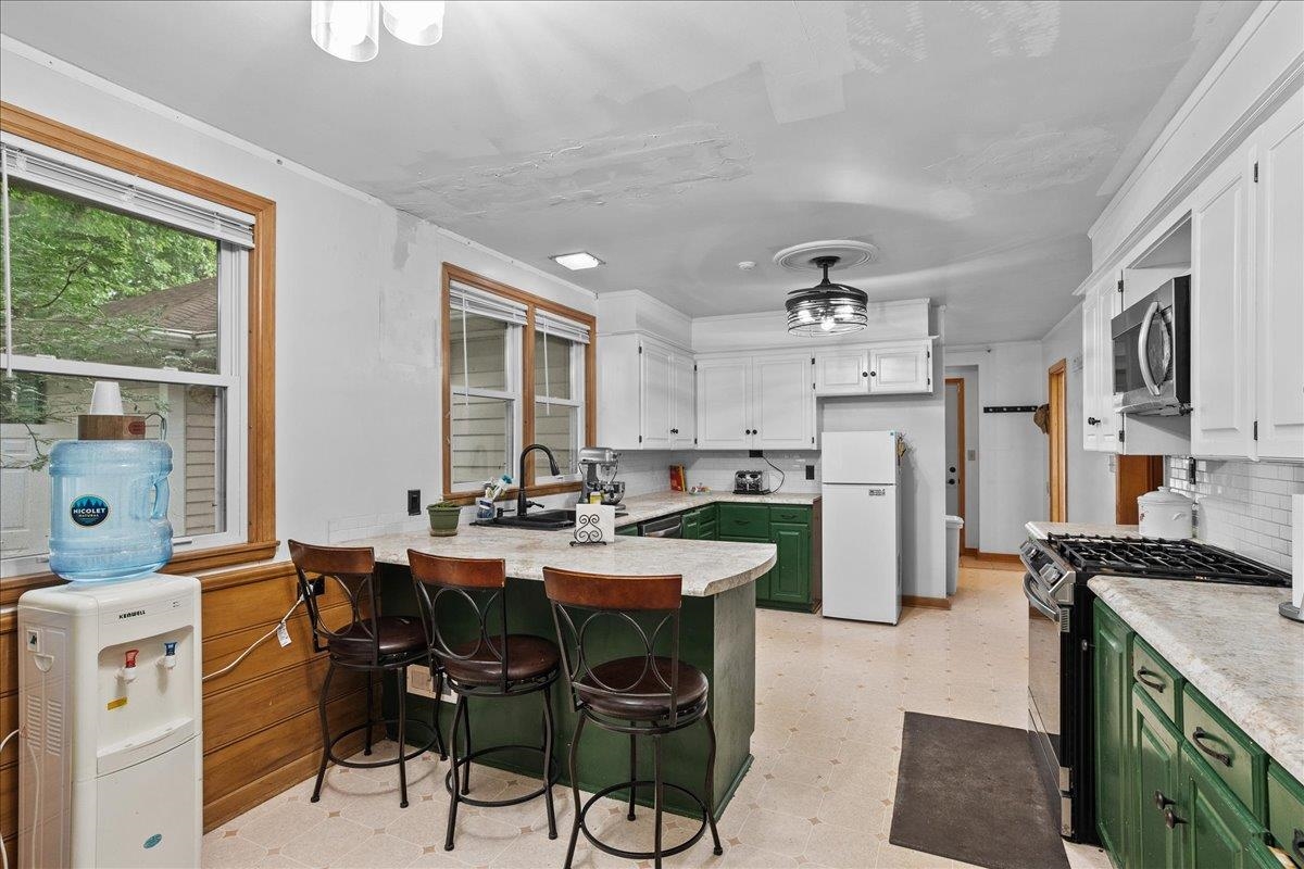 718 S DRAKE AVENUE, Marshfield, Wisconsin 54449-9999, 4 Bedrooms Bedrooms, ,3 BathroomsBathrooms,Residential,For Sale,718 S DRAKE AVENUE,22504034