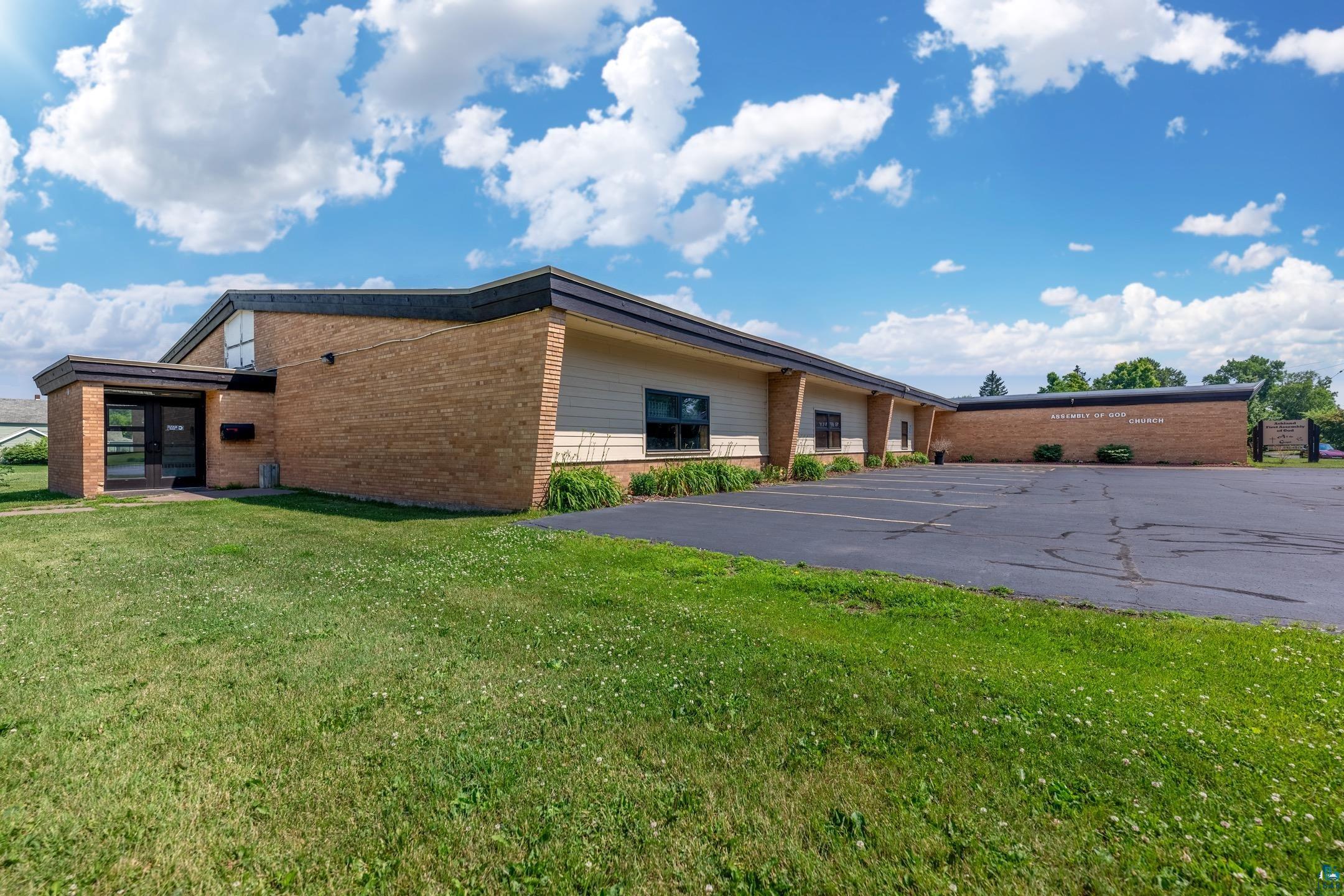 315 W 10th St, Ashland, WI 54806 Listing Photo  2