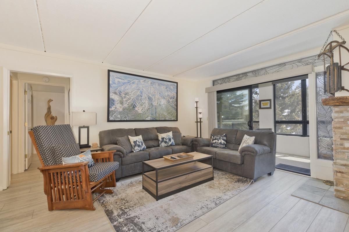 826 Lakeview Boulevard, Mammoth Lakes, CA 