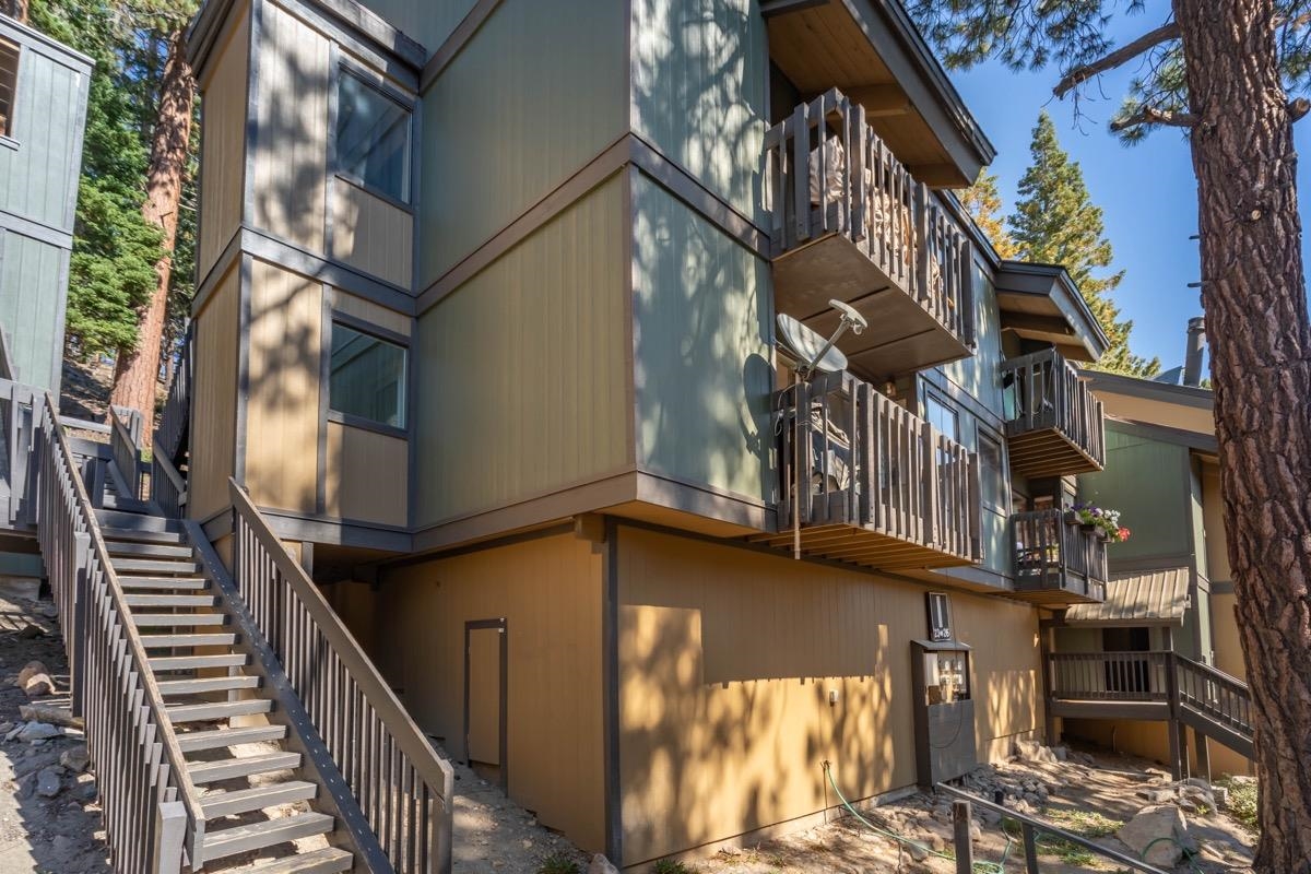 Bright and sunny one-bedroom, one-bathroom condo at Bigwood! The convenient location within the complex, proximity to the common area with pool, spa, and laundry facilities, makes it a great option for comfortable living. Additionally, being situated near Sierra Star golf course and a walking trail offers recreational opportunities. The condo's proximity to the shuttle and the Village further adds to its convenience. This property seems to offer a perfect blend of amenities and a desirable location. "Submit all offers."