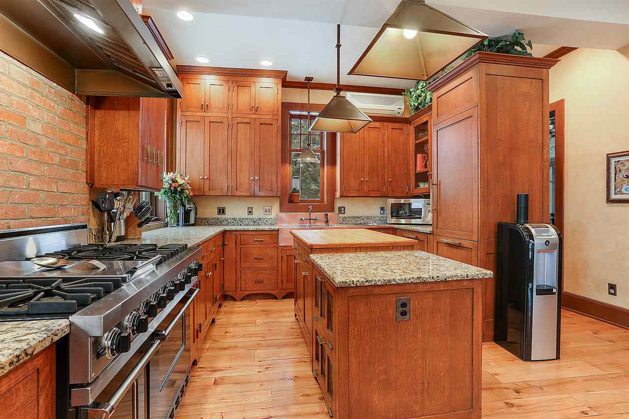 807 N Broadway De Pere Wi Starry Realty Kitchen Kitchen Cabinets Home Decor