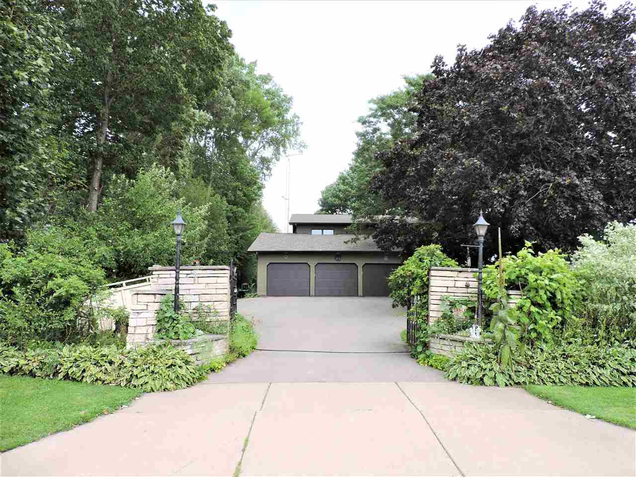 1850 Hickory Lane, Oshkosh, WI 54901