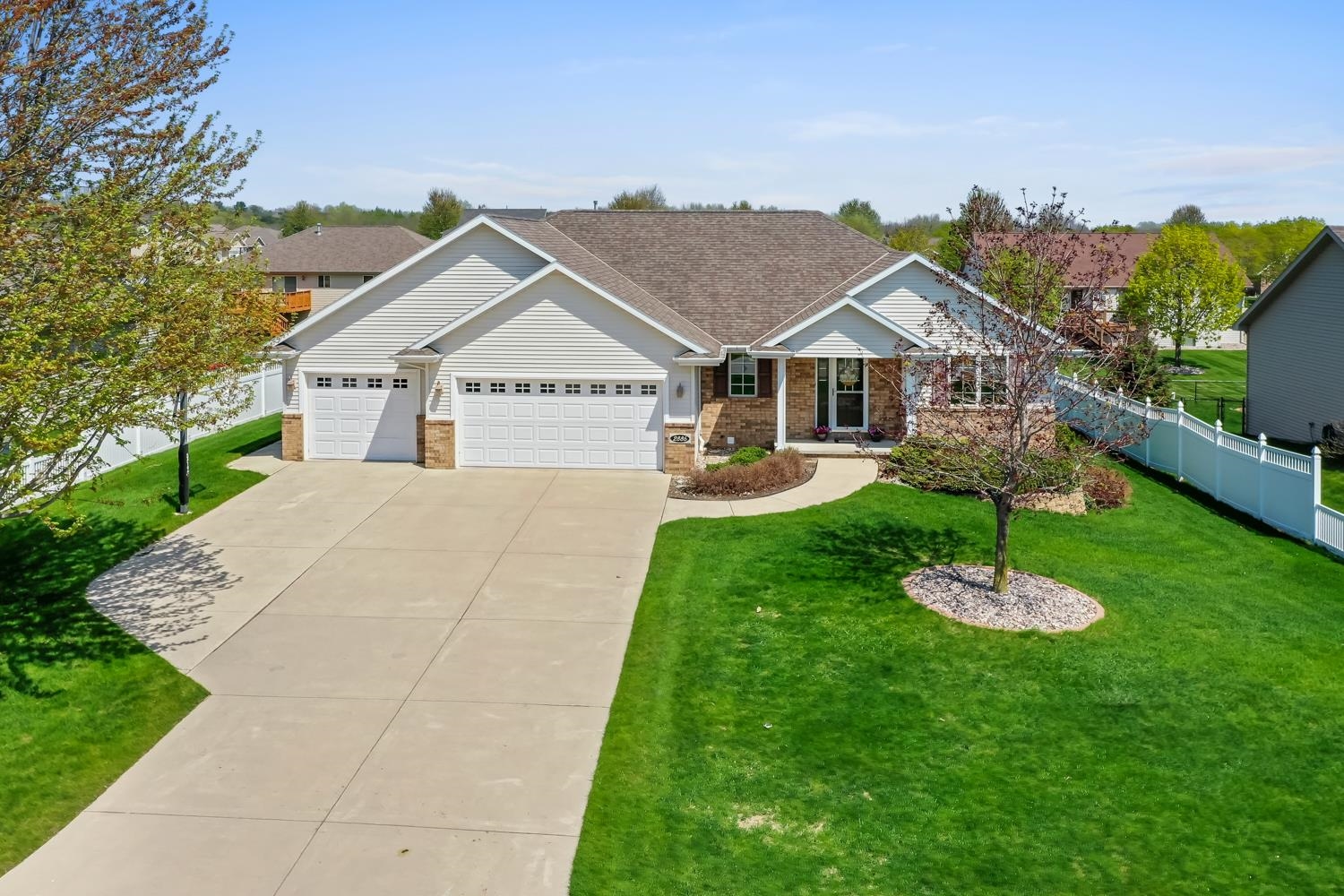 2886 Yellow Jasmine Way, Green Bay, WI 54313