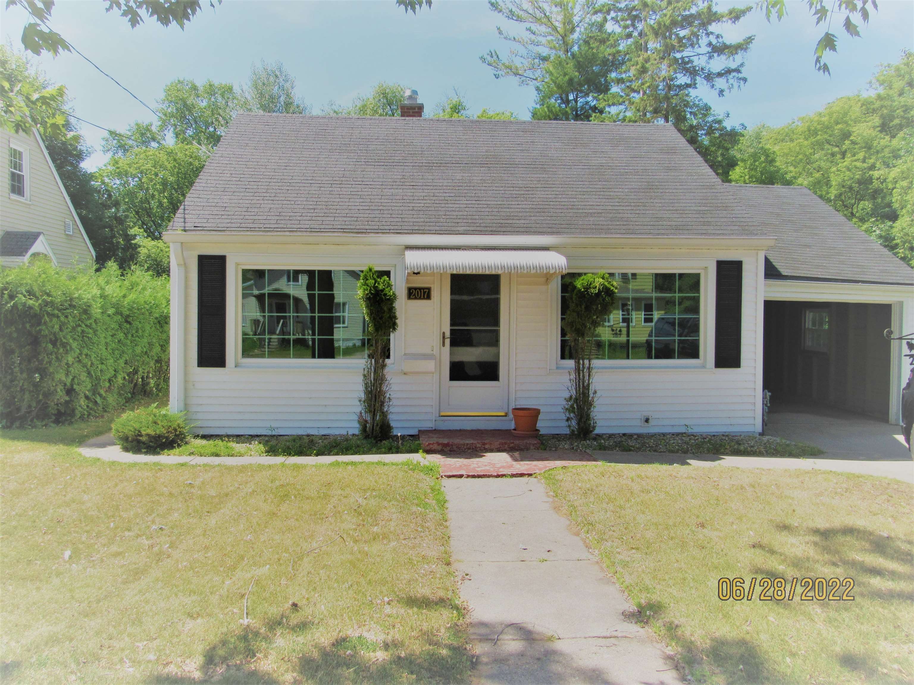 Broadway Real Estate (906) 8634484