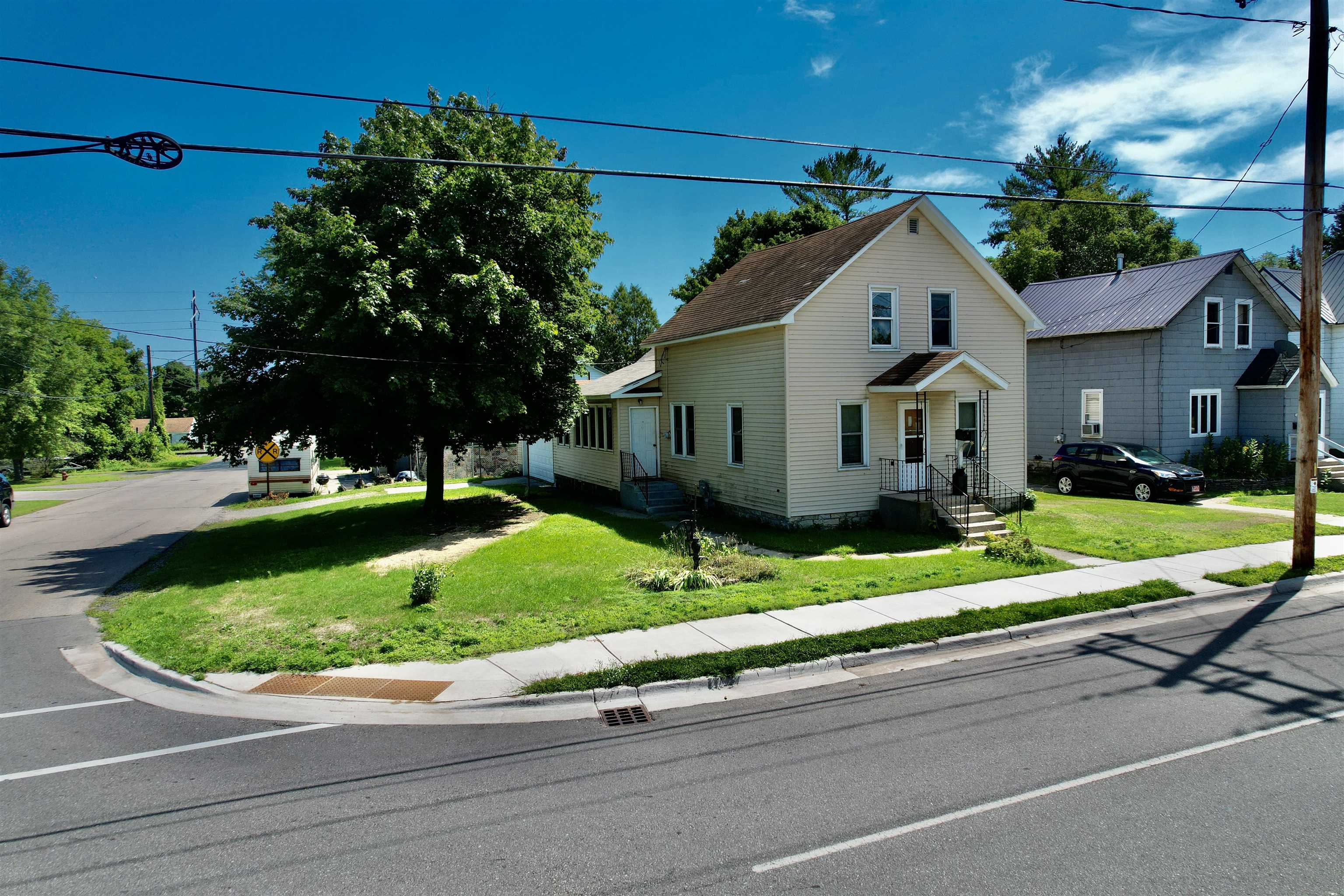 Broadway Real Estate (906) 8634484