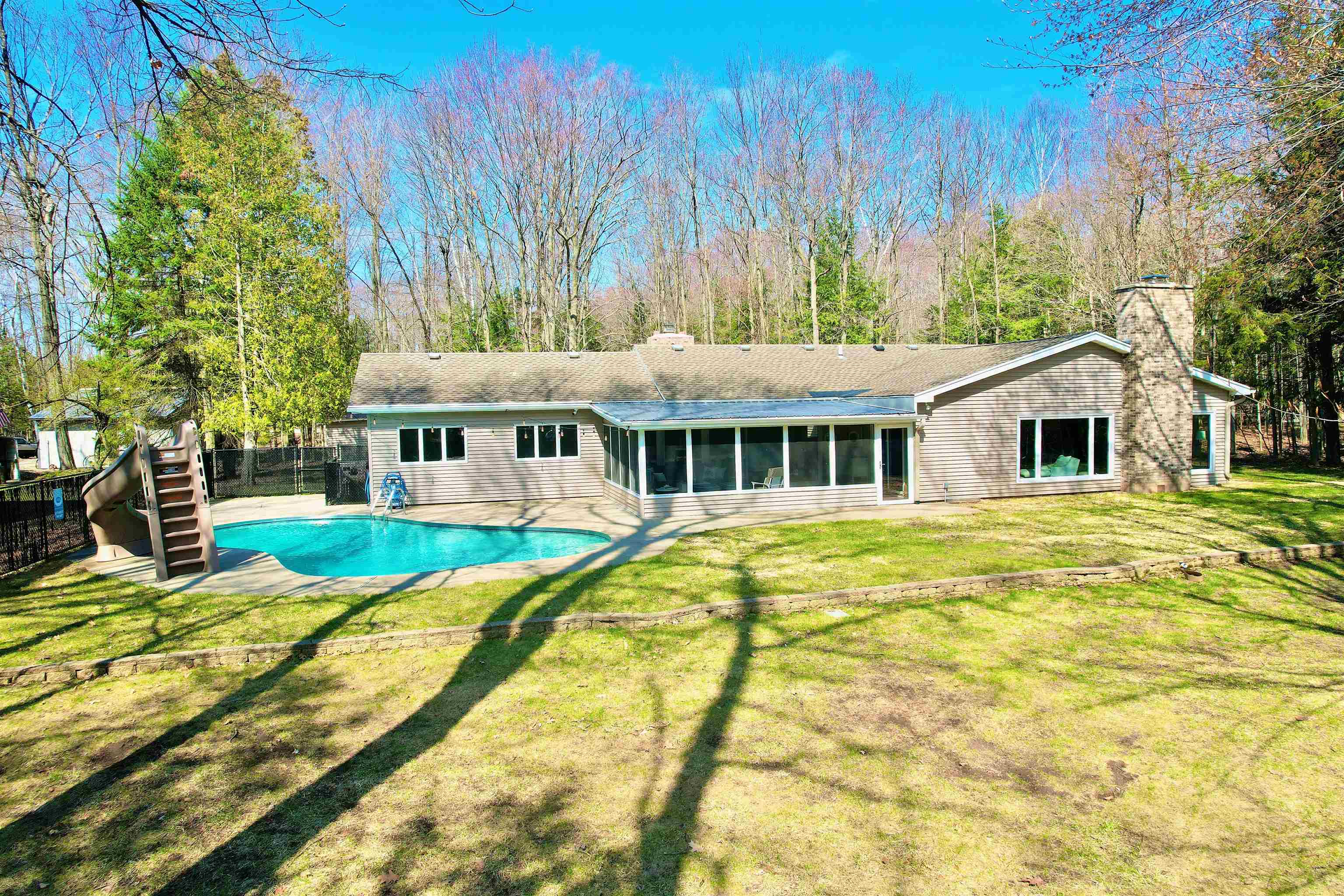 Broadway Real Estate (906) 8634484