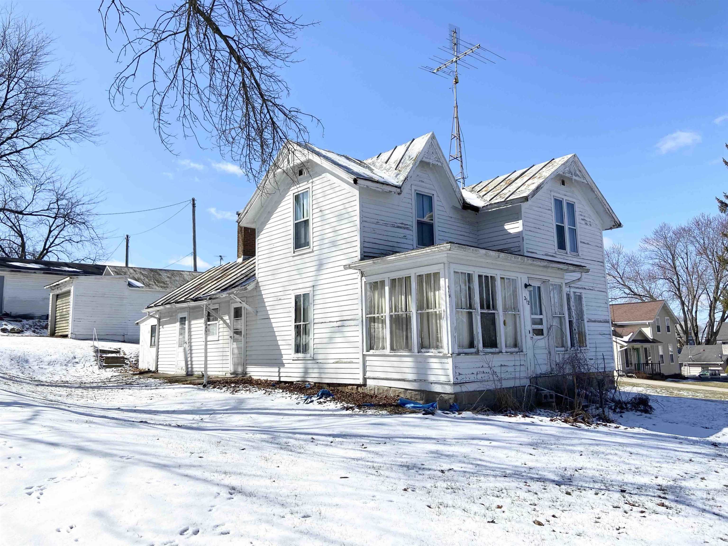 312 W Florence St, Cambria, WI 53923