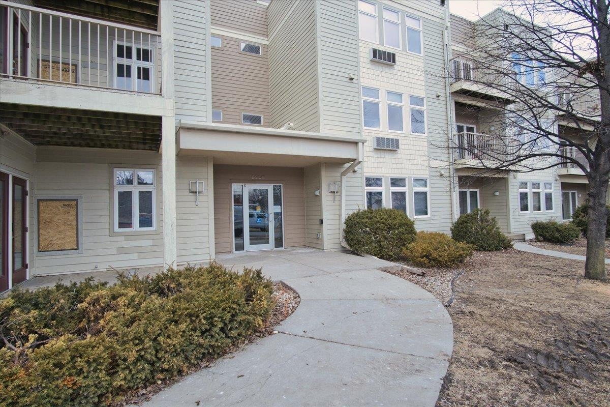 Bright and spacious 2-bed, 2-bath condo with a west-facing balcony perfect for sunset views! This light-filled unit features an open living area, a well-appointed kitchen, and ample storage. Enjoy the convenience of two underground parking spots. Located near parks and hiking trails, with quick access to downtown Madison, Verona, and Middleton. A perfect blend of comfort and location—don’t miss this opportunity!