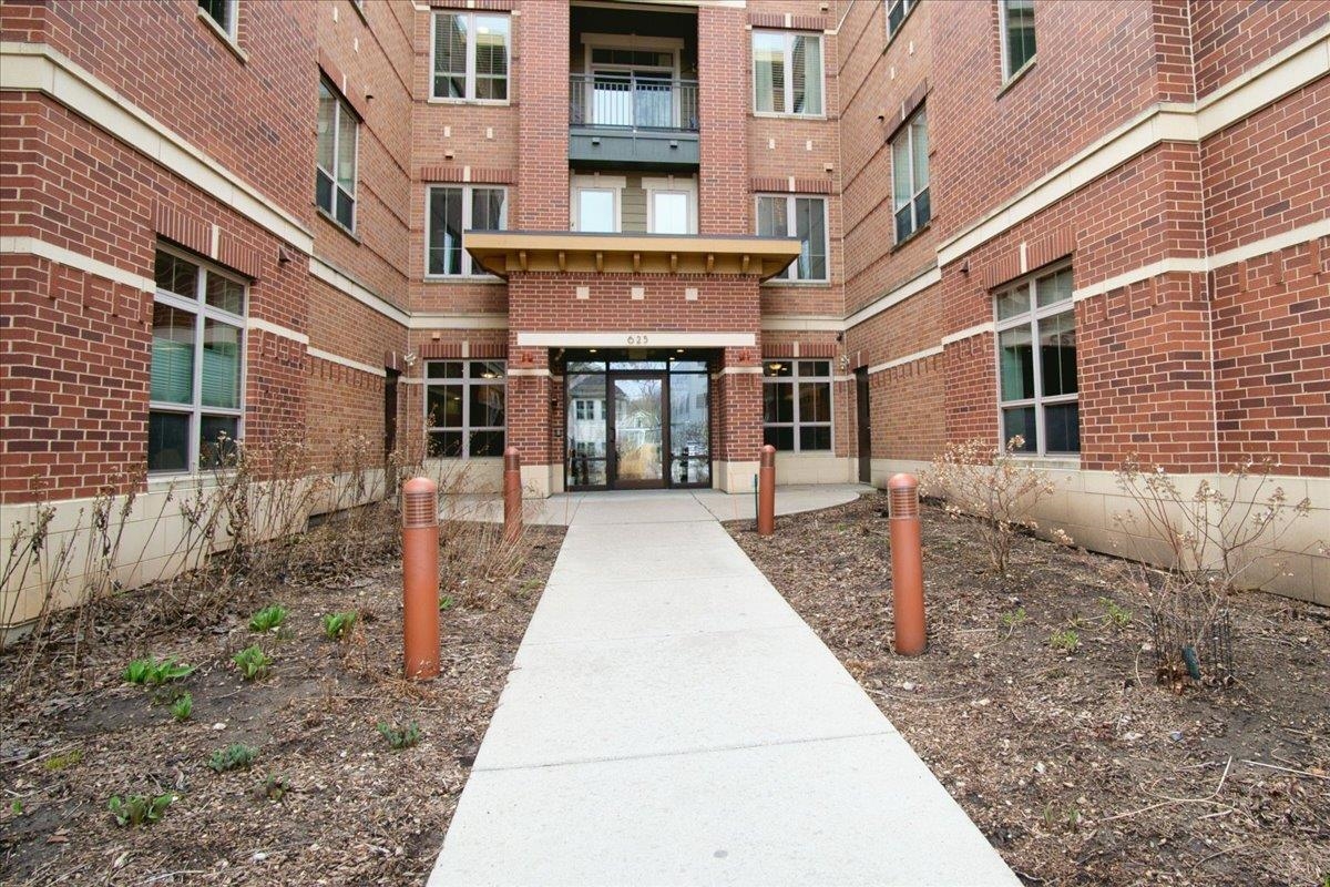 Easy living in the heart of the near east side!  This bright & airy condo features a large living room with gleaming wood flooring that opens to a private balcony.  The efficient kitchen features granite counters, stainless appliances, & maple cabinets. Rest easy in the oversized bedroom that enjoys a large walk-in closet with convenient built-ins. The bath features excellent storage & private laundry.  This unit includes 1 underground parking space & a separate storage unit.  Bonus, the condo fee includes high-speed internet!