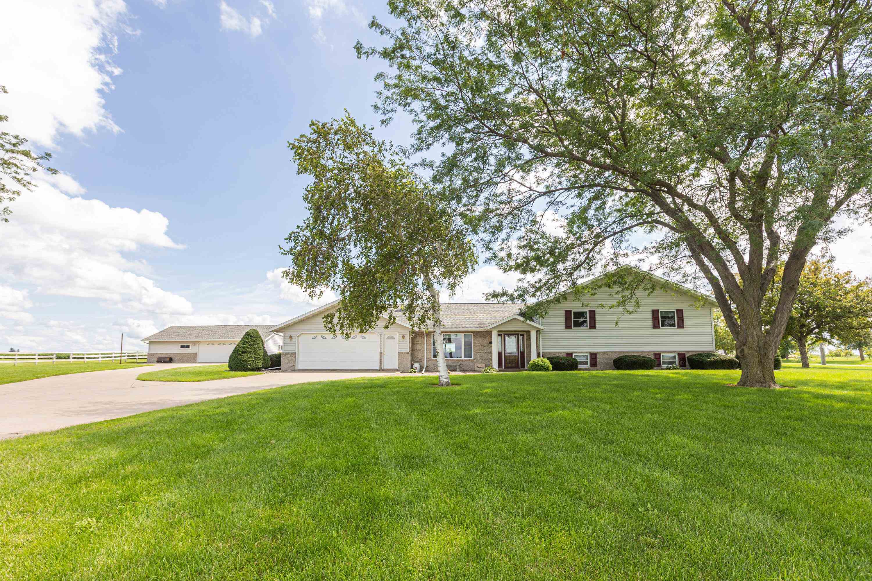 Home Listing 2007260