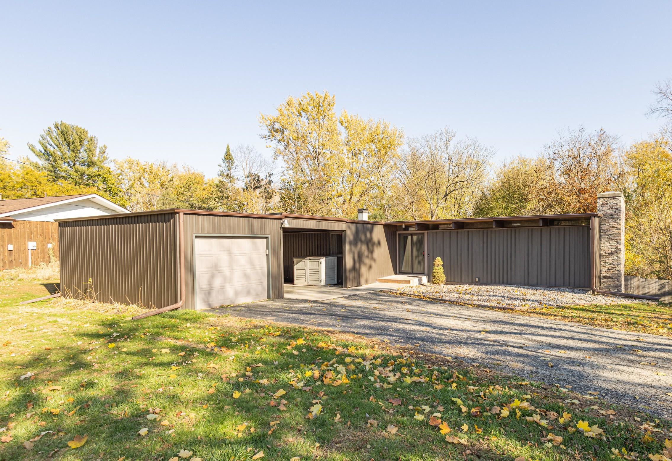 Home Listing 2012038