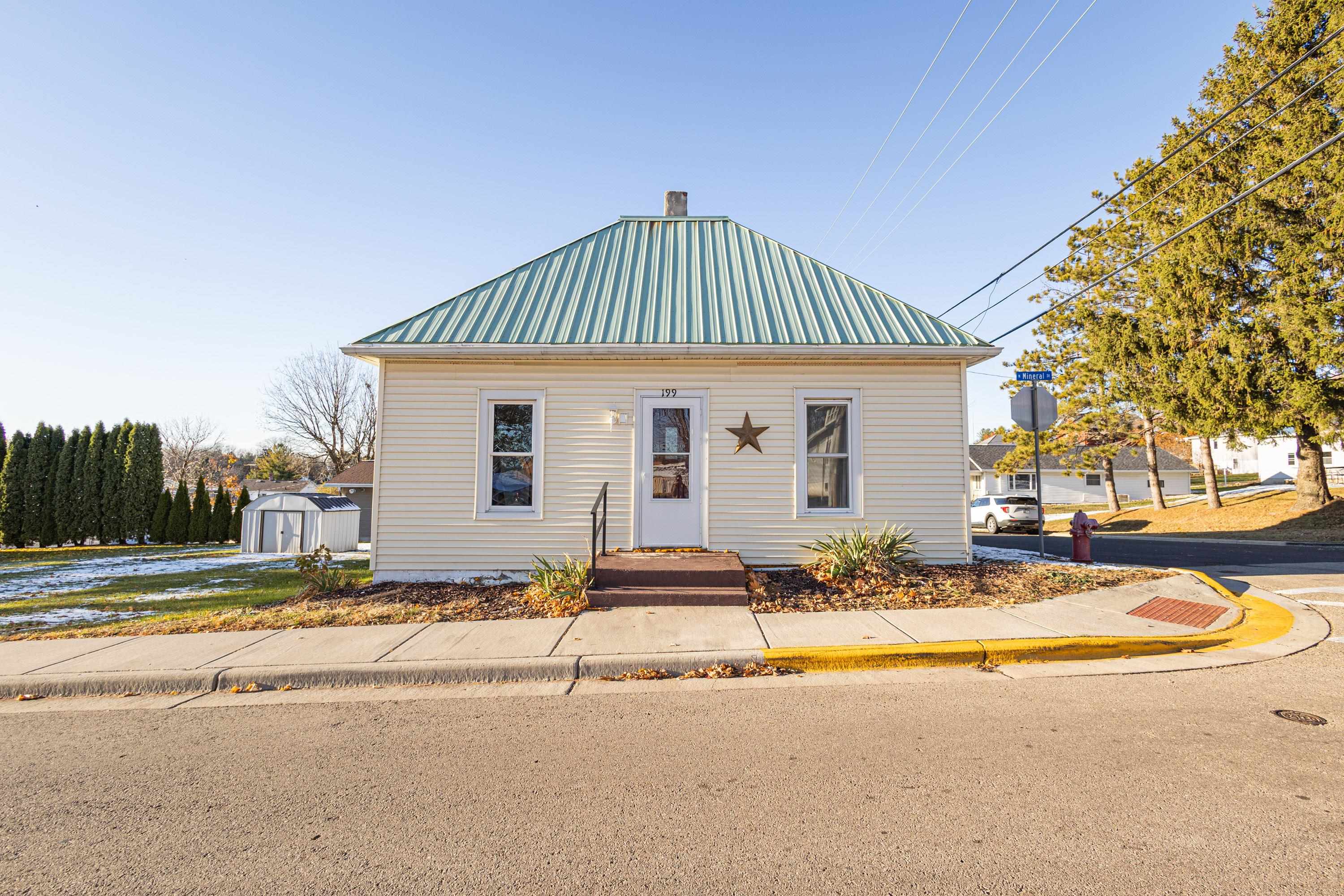 Home Listing 2012296